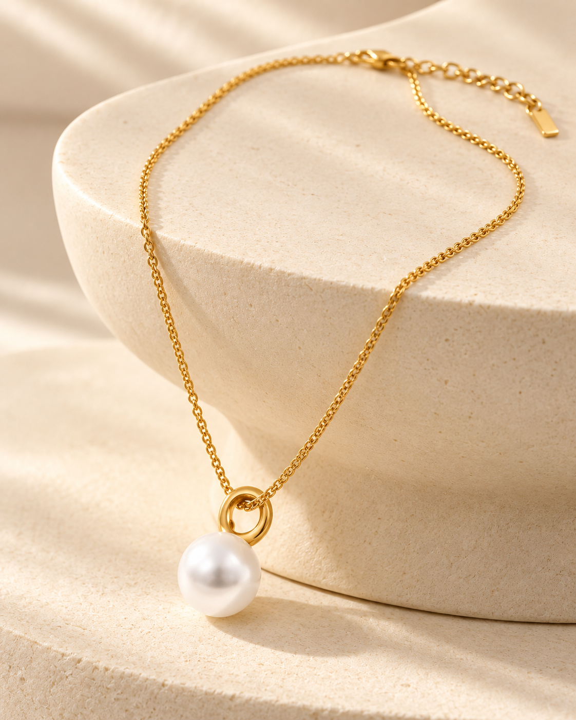 Simulated Pearls Round Pendant Necklace