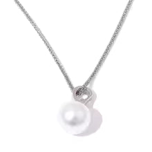 Simulated Pearls Round Pendant Necklace